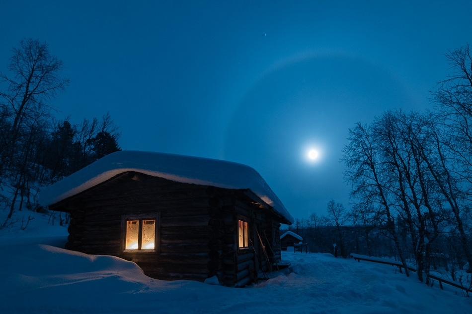 Cabin and moon halo, Lemmenjoki