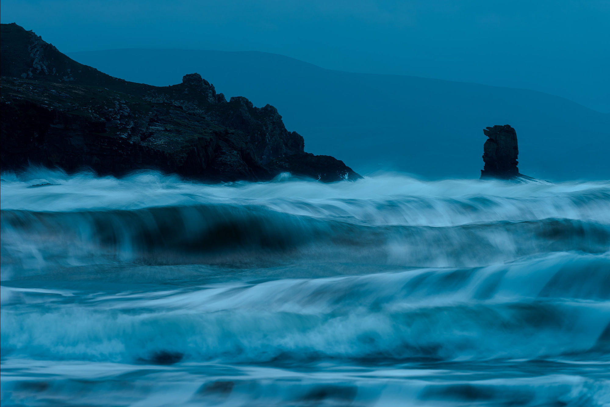 Dingle. Stormy dawn sea